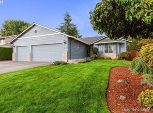 131 NE Greenway Dr, Gresham, OR 97030