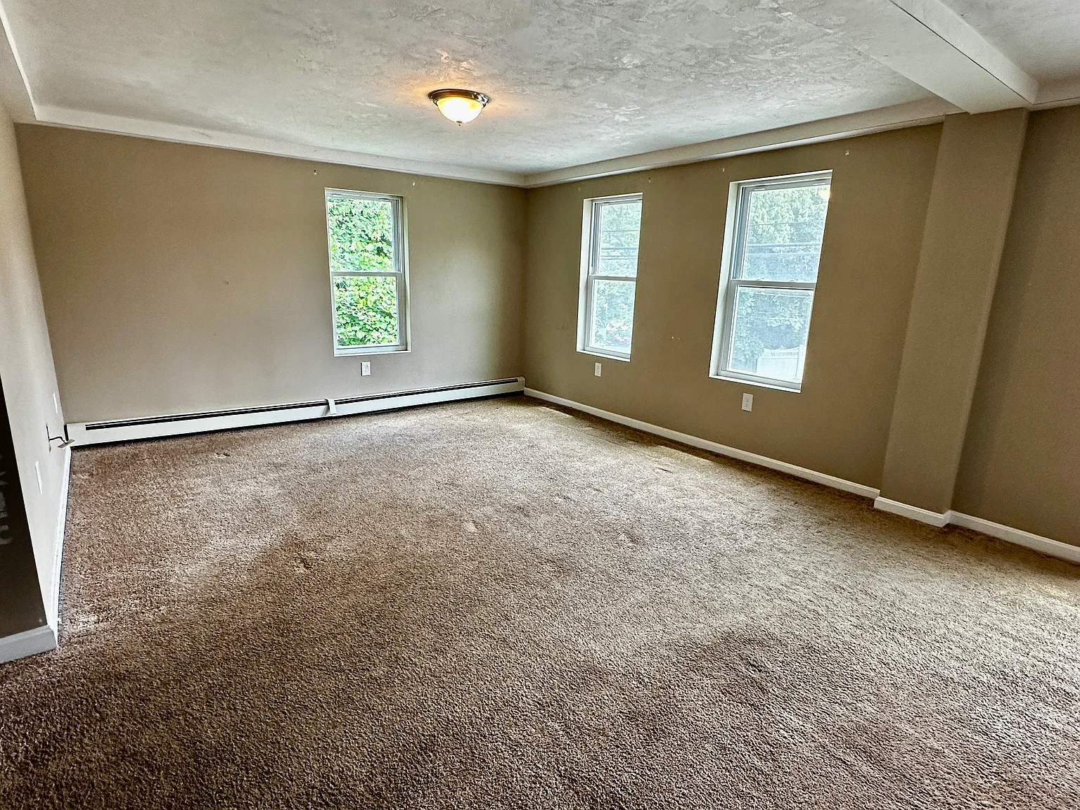 5 bed, 1560 sqft, $2,700 — Photo 2