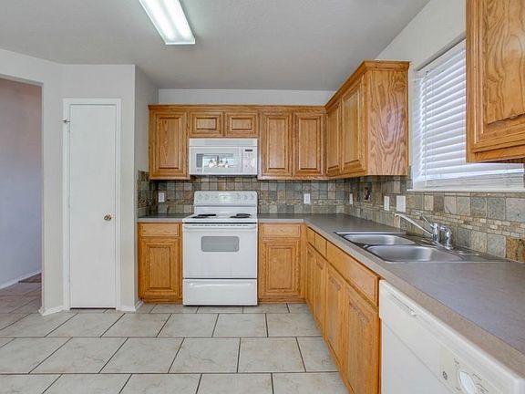 3rd image of 10708 Braemoor Dr