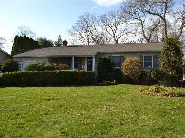 72 Holiday Blvd, Center Moriches, NY 11934