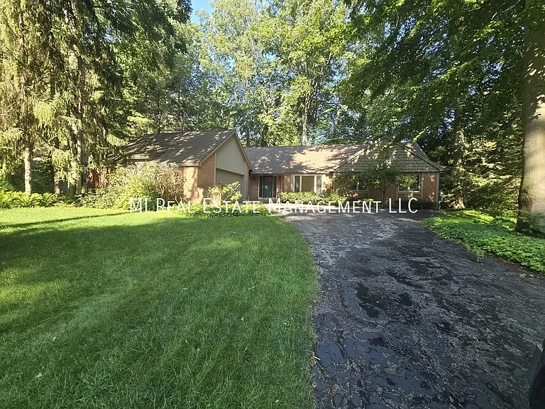 1268 Oakhampton Rd — Photo 1