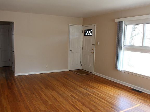 3rd image of 1224 Franklin Blvd