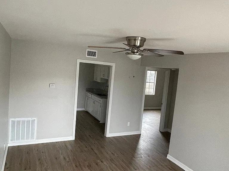 913 Athol St — Photo 16