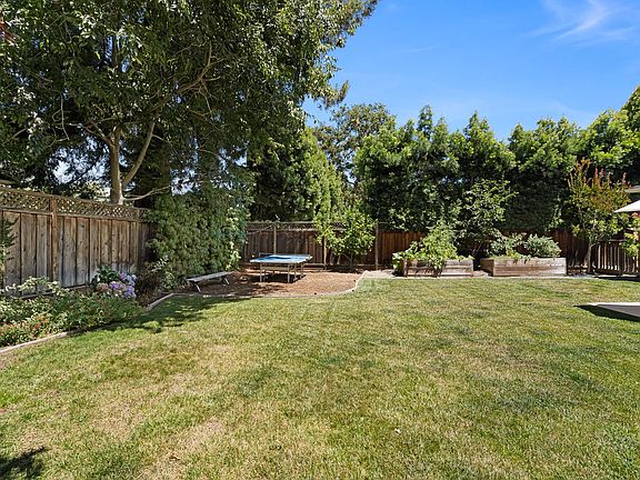 4th image of 566 Patricia Ln