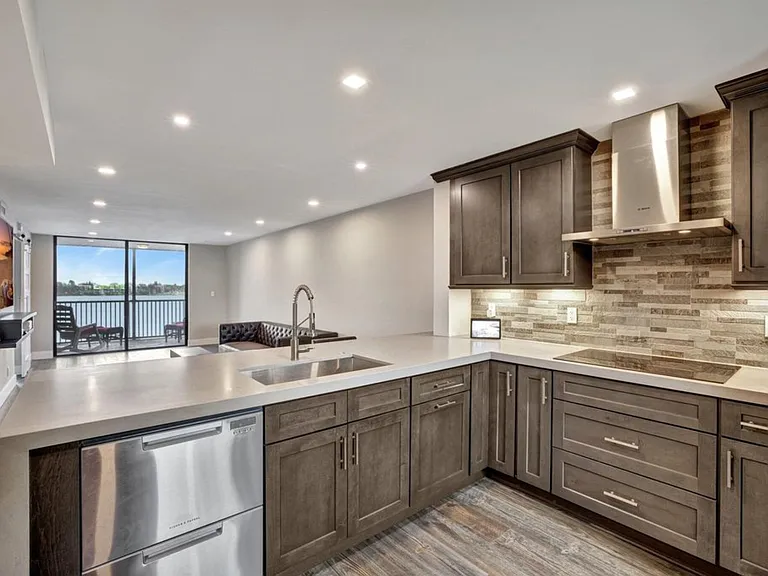 118 Lake Emerald Dr — Photo 3