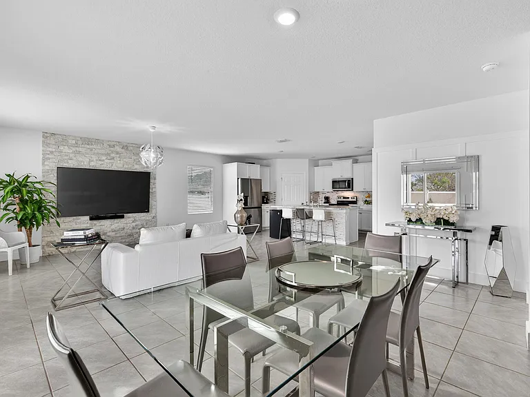502 NW Kingston St — Photo 18