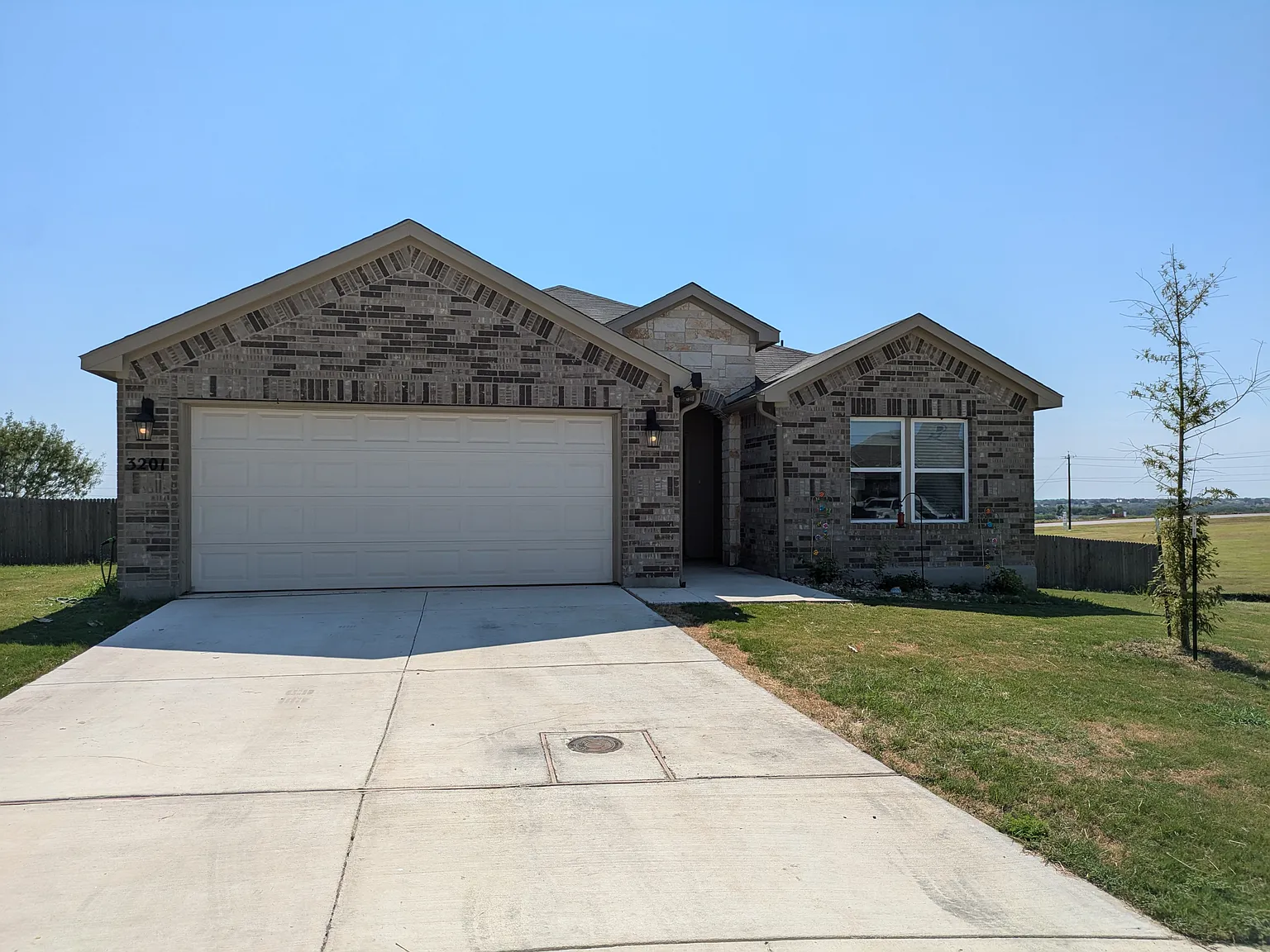 4 bed, 2.5 bath, 1840 sqft, $1,795 — Photo 2