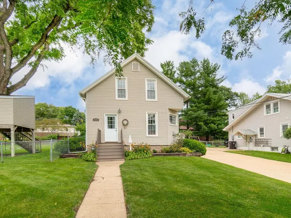 1115 W 3rd St, Cedar Falls, IA 50613