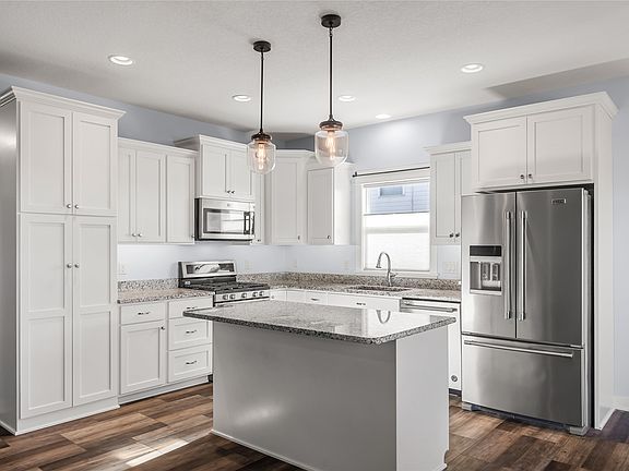 3rd image of 818 N 11th Avenue Cir