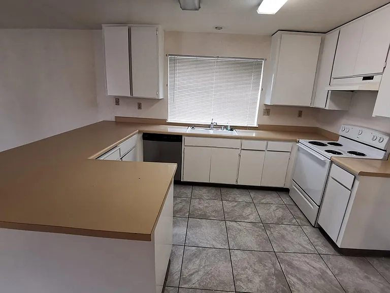 137 E Manzanita Ln — Photo 4