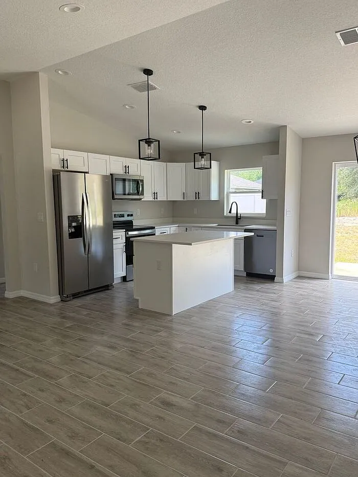 3 bed, 2.0 bath, 1263 sqft, $1,795 — Photo 2