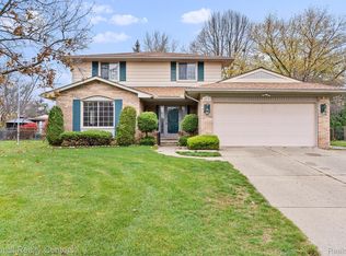 4812 Shoreline Ct, Waterford, MI 48329