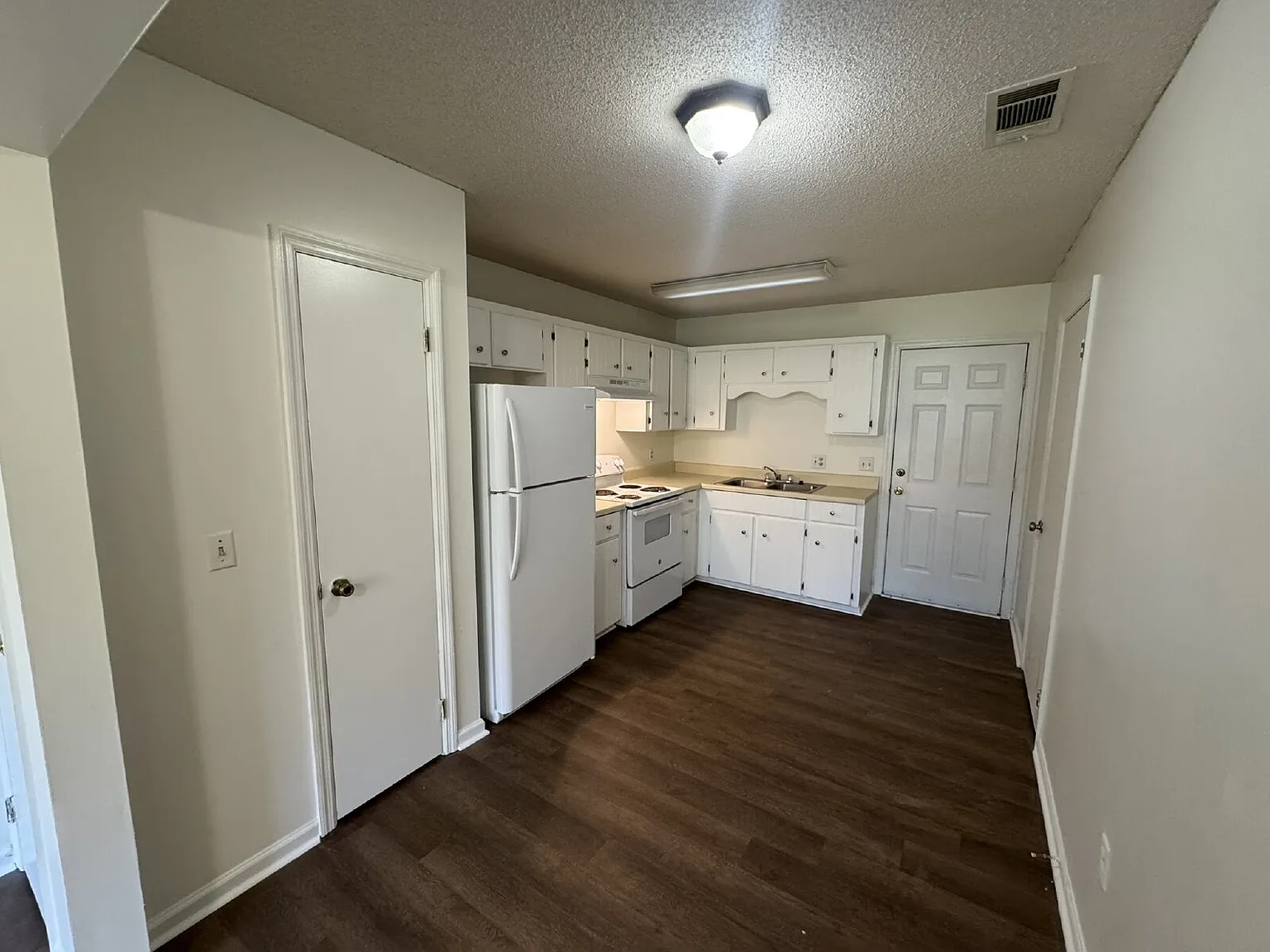 2 bed, 1.0 bath, $950 — Photo 4
