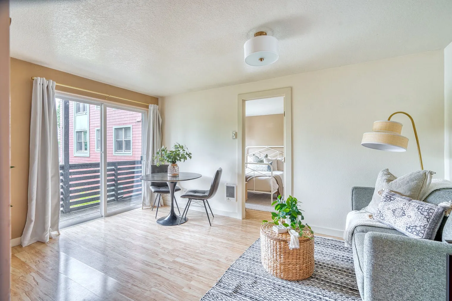 1 bed, 1.0 bath, 548 sqft, $2,354 — Photo 4