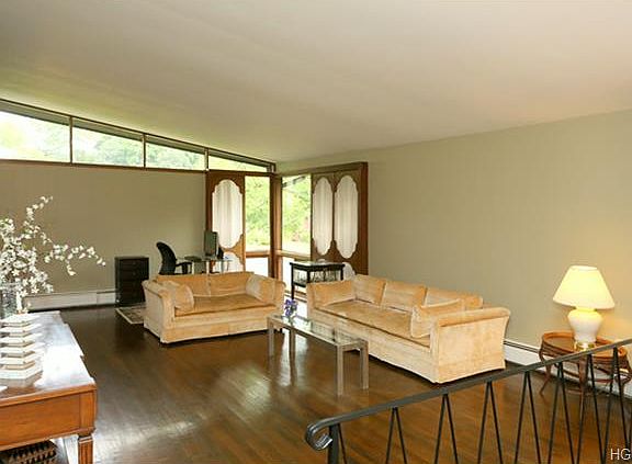 2nd image of 40 Gerardine Pl