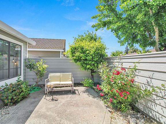 5th image of 2204 Camborne Dr