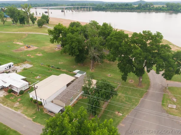 204 N River Rd, Webbers Falls, OK 74470