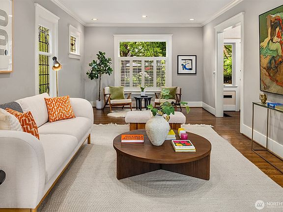 3rd image of 930 20th Avenue E