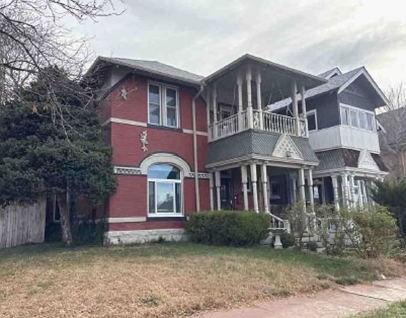 1st image of 104 S Lincoln St