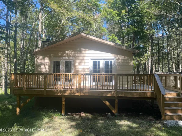1047 Maple Dr, Pocono Lake, PA 18347