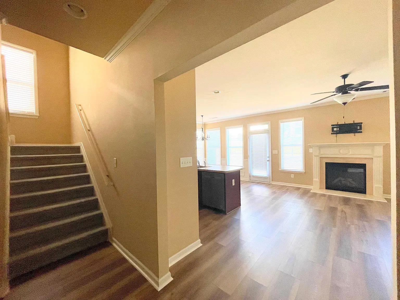 3 bed, 2.5 bath, 2043 sqft, $2,200 — Photo 4