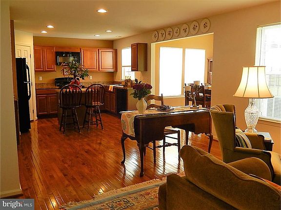 5th image of 439 Highland Ct