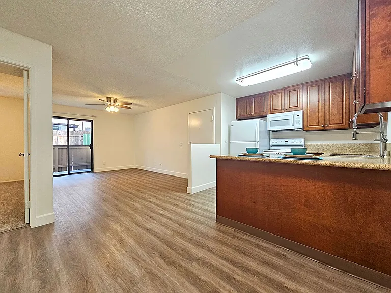 WELCOME TO THE VINE APARTMENTS! — Photo 3