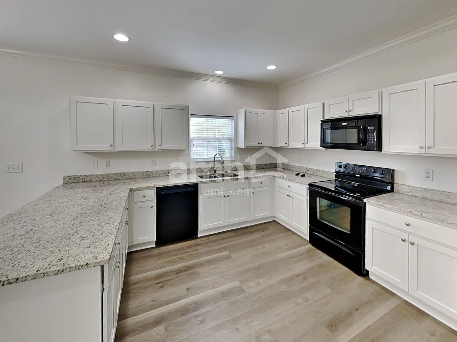 5 bed, 2.5 bath, 2539 sqft, $2,695 — Photo 3