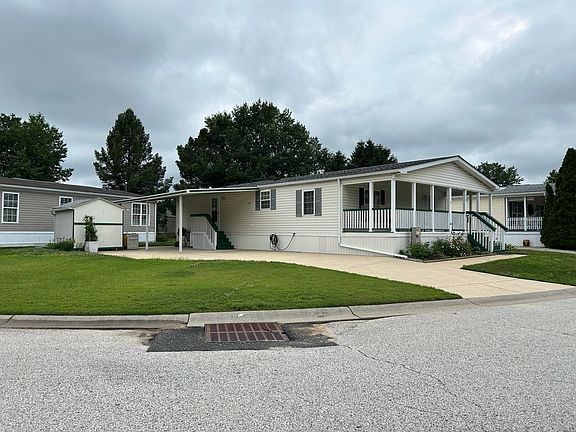 Exterior Image-1-Schult 270 Maplewood Village