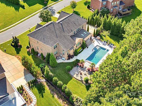 3rd image of 3083 Twin Lakes Dr