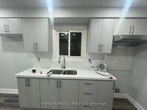 8 Rotherglen Ct, Brampton, ON L6X 2S1