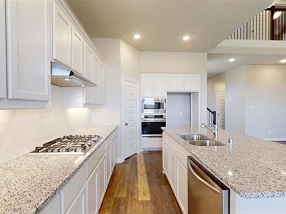 3rd image of 1726 Holmwood Dr
