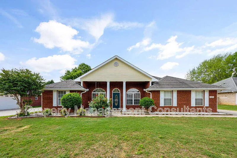 4 bed, 2.0 bath, 2100 sqft, $2,850 — Photo 1