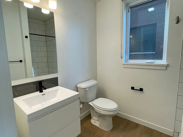 Welcome to Lakeview! - Live in Luxury & Style in the heart of Eastlake — Photo 19