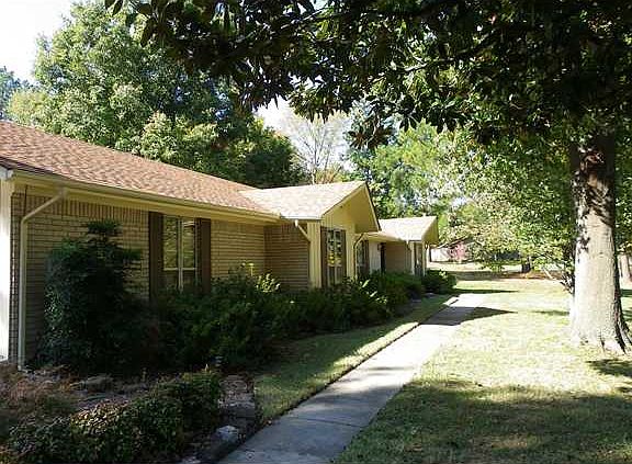 2nd image of 3879 Oakhurst Ave