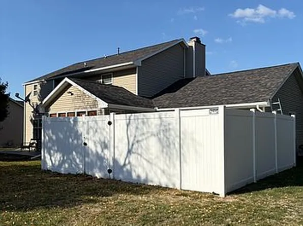 300 Gainesborough Ct, Monticello, IL 61856