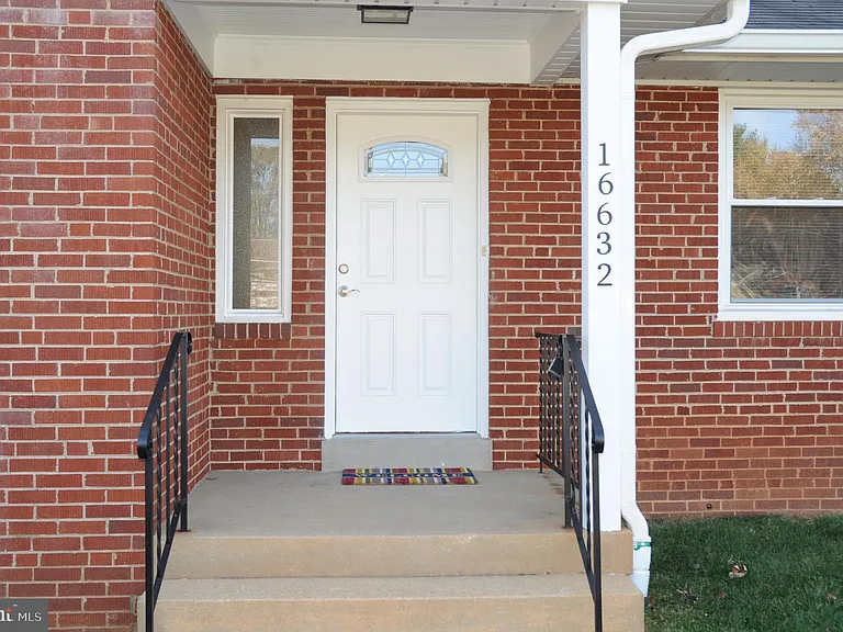 16632 Alden Ave — Photo 2