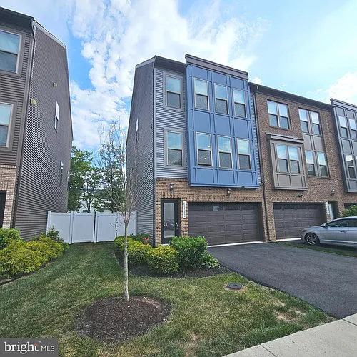 45387 Daveno Sq Photo 1
