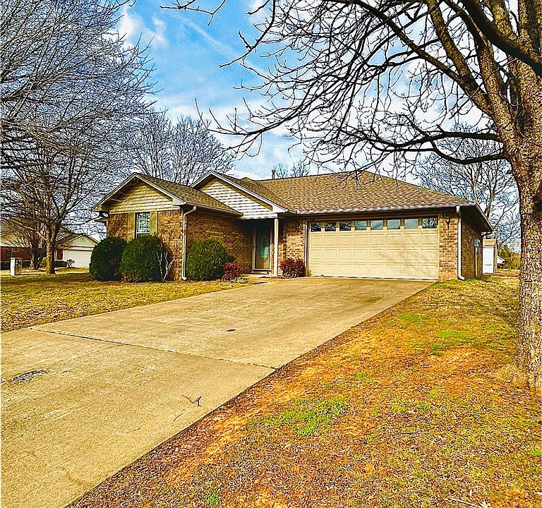 1st image of 701 Appletree Ln