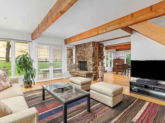 5th image of 303 Hollyberry Ln
