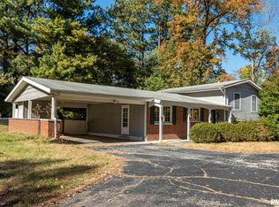 902 S Valley Rd, Carbondale, IL 62901