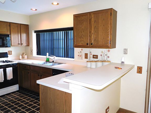 4th image of 16 Carey Ln #16