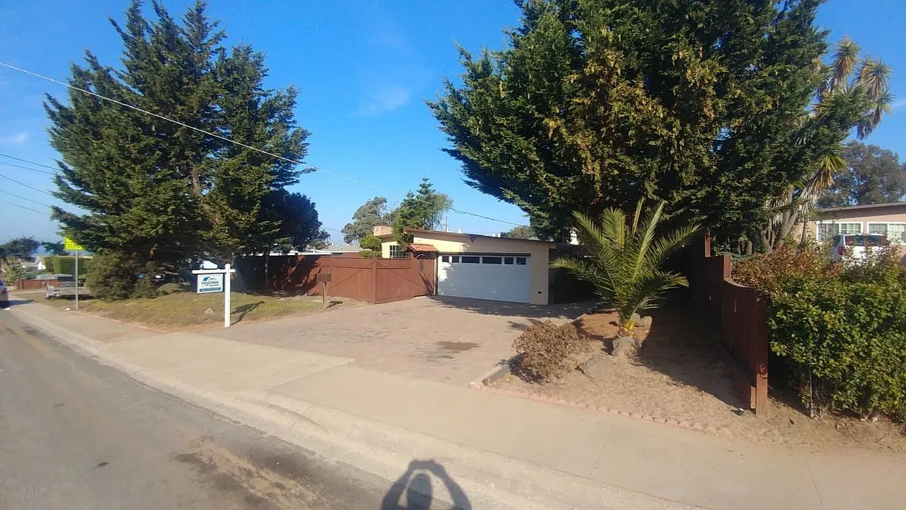 1835 Ord Grove Ave photo 1