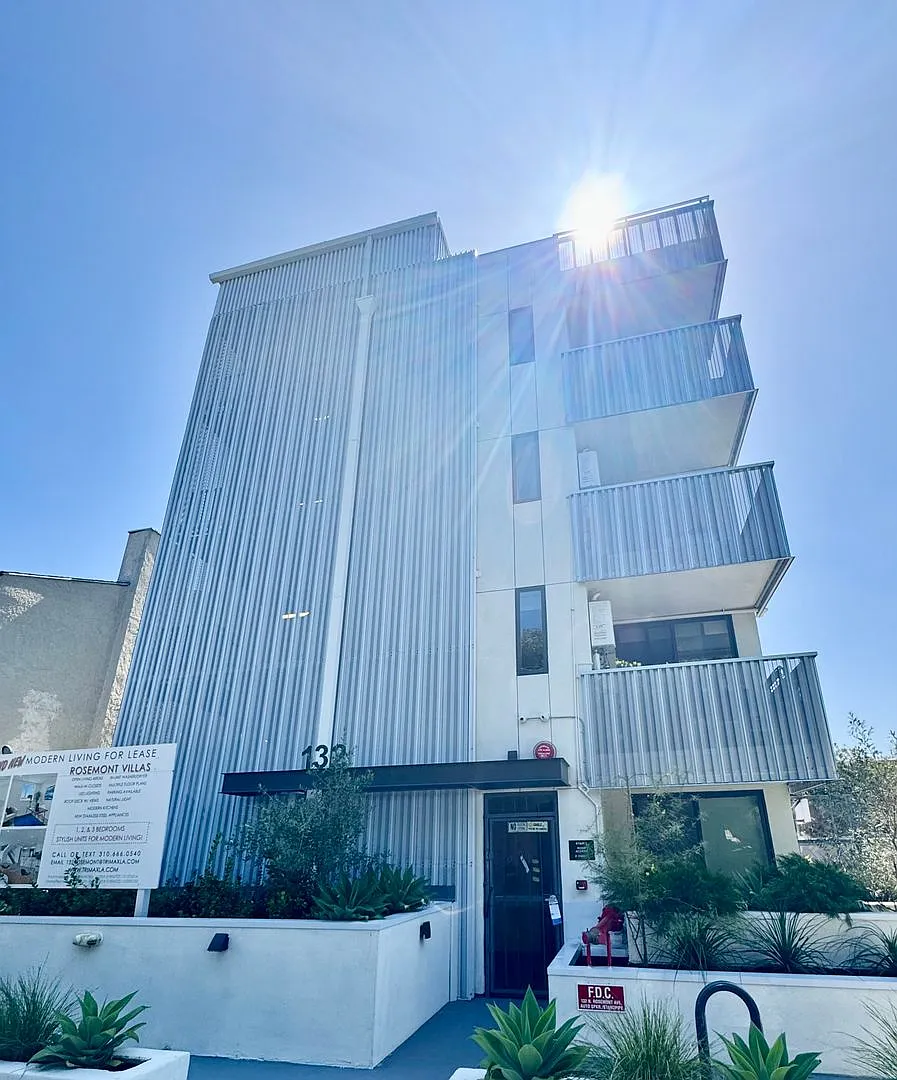 Photo 2 of 18 - 132 Rosemont Ave #302 - Los Angeles, CA Building Photo - 132 Rosemont Ave #302