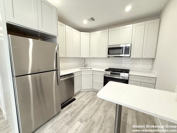 10 Cawfield St Floor 3, Dorchester, MA 02125