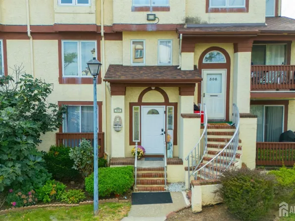 305 Michaels Ct, Woodbridge, NJ 07095