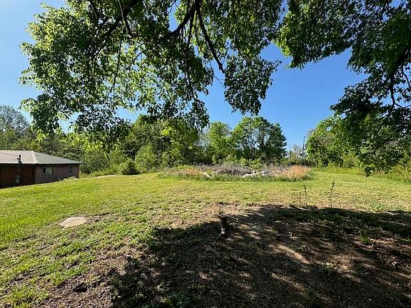 3rd image of 520 Lloyd Rd