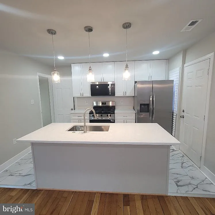 5 bed, 2.5 bath, 1990 sqft, $6,400 — Photo 4