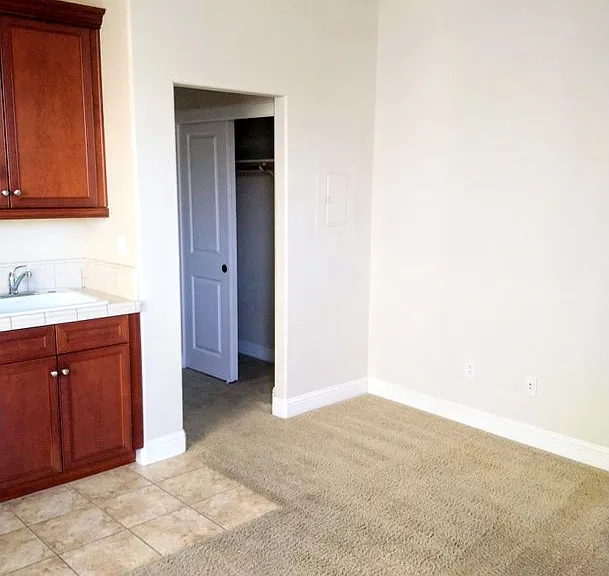 1365 Gordon Ln — Photo 3