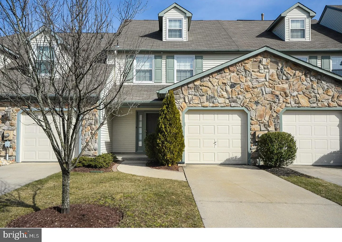 3 bed, 2.5 bath, 1869 sqft, $3,400 — Photo 1